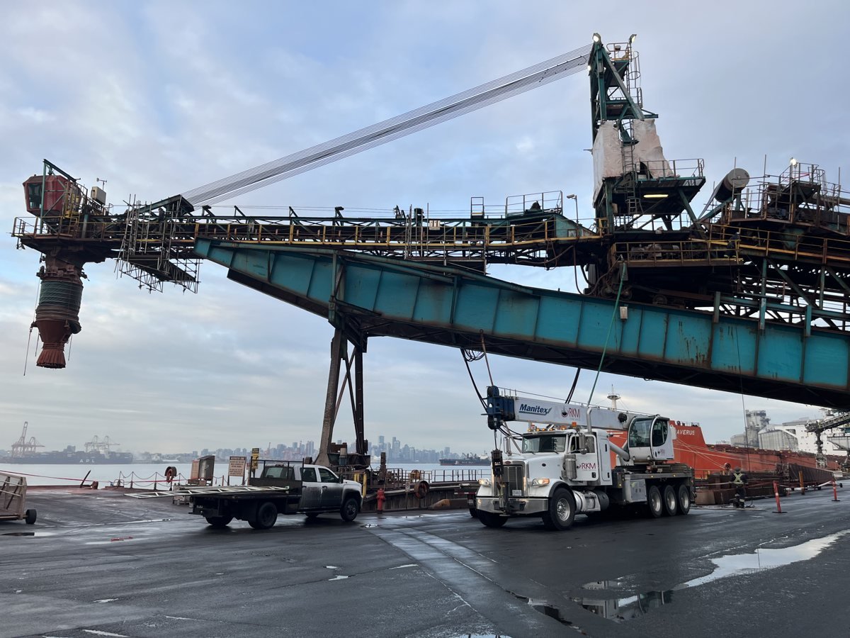 Mobile crane lifting a conveyor truss section
