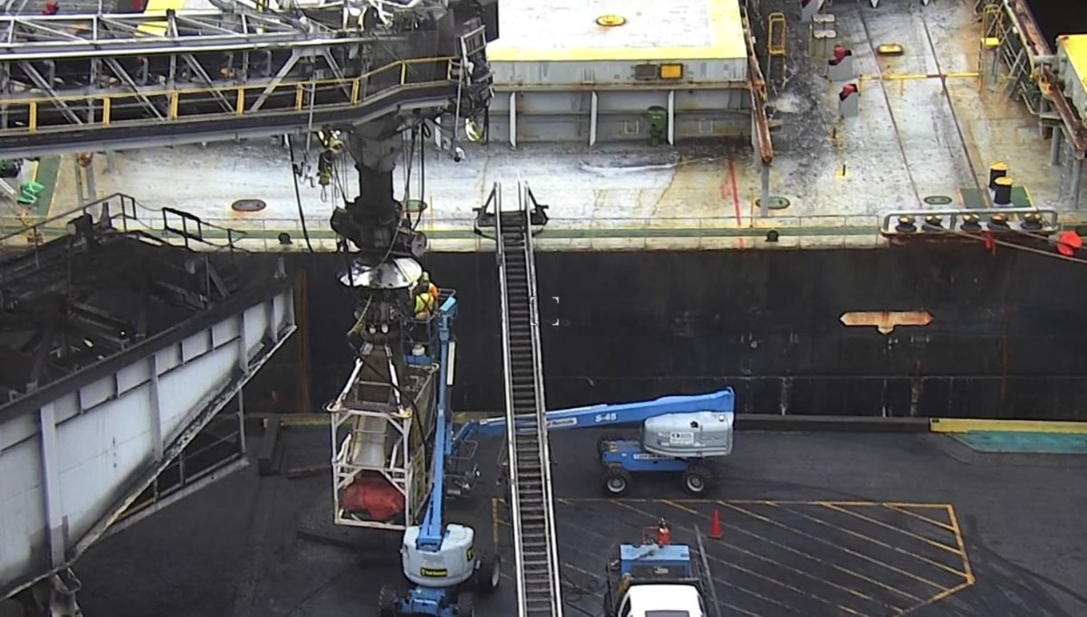 Ship-loader trimmer work seen from above the berth